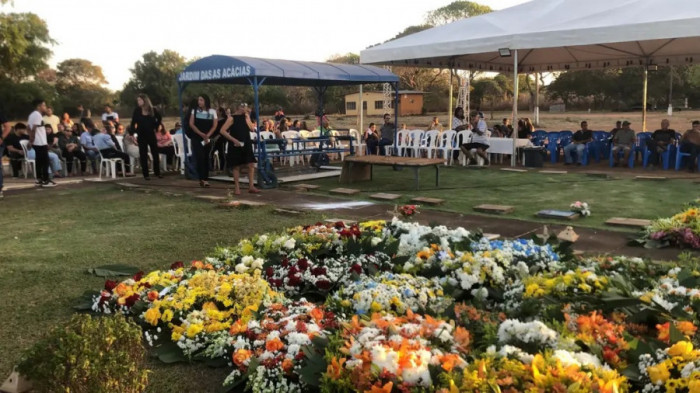 Familiares aguardando chegada de Siqueira Campos no cemitério. Foto: Jackeline Teixeira/TV Anhanguera