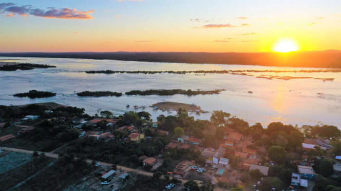 O povoado fica a 145 km de Araguaína, com acesso pela BR-153, sentido sul, até o Posto Rio Preto, depois virando à direita na TO-226, que está toda asfaltada.