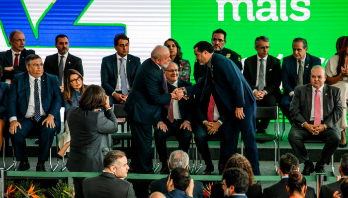 Governador cumprimenta o presidente Luiz Inácio Lula da Silva durante sua participação nos pronunciamentos da cerimônia.