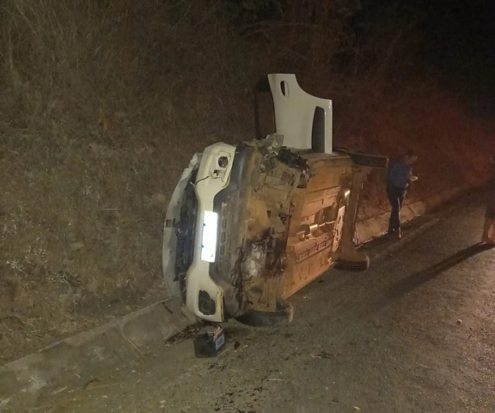 Carro envolvido no acidente capotou ao lado de barranco.