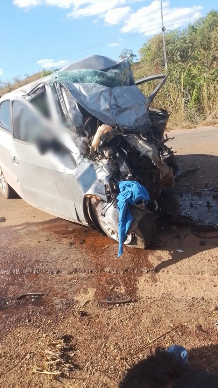 Carros ficaram destruídos. Foto: Divulgação/Bombeiros