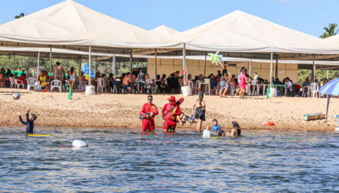 Ação preventiva dos bombeiros militares tem ajudado a manter a tranquilidade na Praia do Rio Sono, em Pedro Afonso.