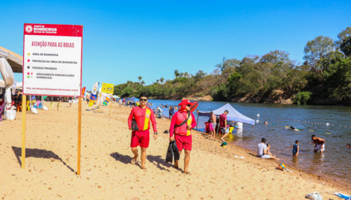 Bombeiros militares fazem rondas na Praia do Rio Sono, em Pedro Afonso, como forma de garantir a segurança dos banhistas.