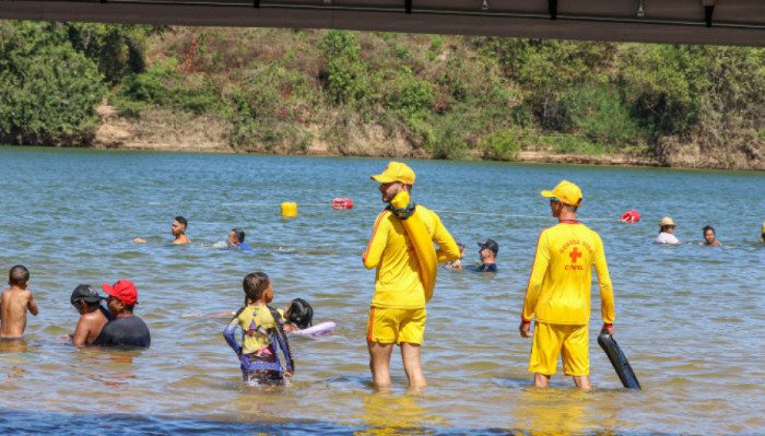 Guarda-vidas civis atentos com os banhistas e áreas de banho sinalizadas ajudam na segurança na Praia da Raposa, em Tupiratins.