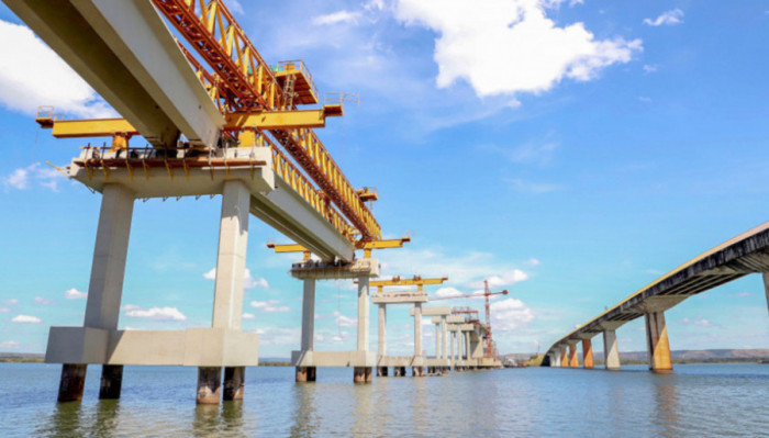 Obra da ponte sobre o Rio Tocantins, na TO-255, recebeu investimento de R$ 149 milhões do Governo Estadual em parceria com o Banco de Brasília e está com mais de 65% de sua estrutura concluída.