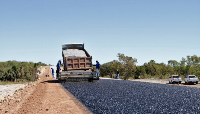 Implantação de pavimentação com lançamento de capa asfáltica no trecho entre Lagoa do Tocantins e São Félix, na rodovia TO-247.