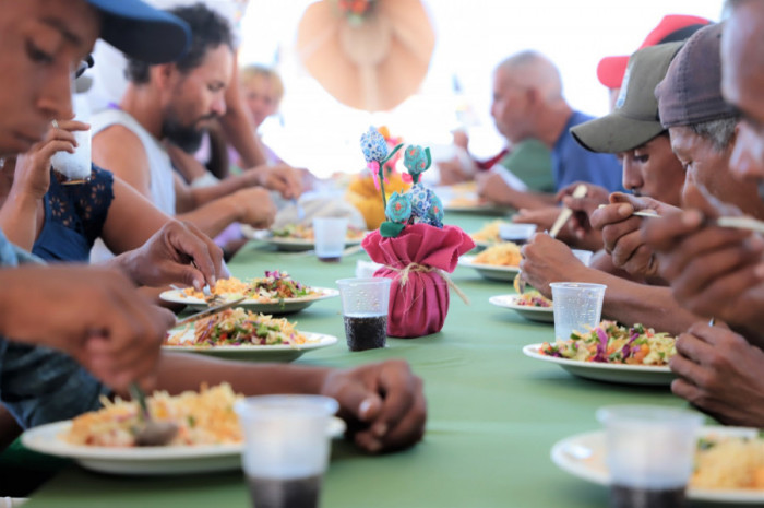 Além da higienização, o local recebeu uma decoração e uma mesa organizada para que todos pudessem almoçar juntos.