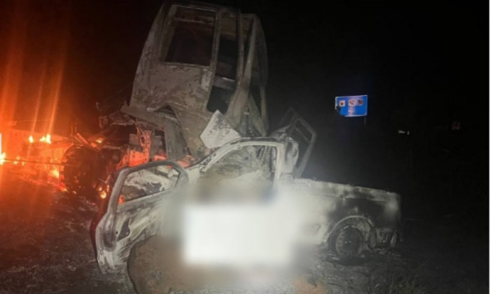 Veículos pegaram fogo após colidirem. Foto: Divulgação/PRF