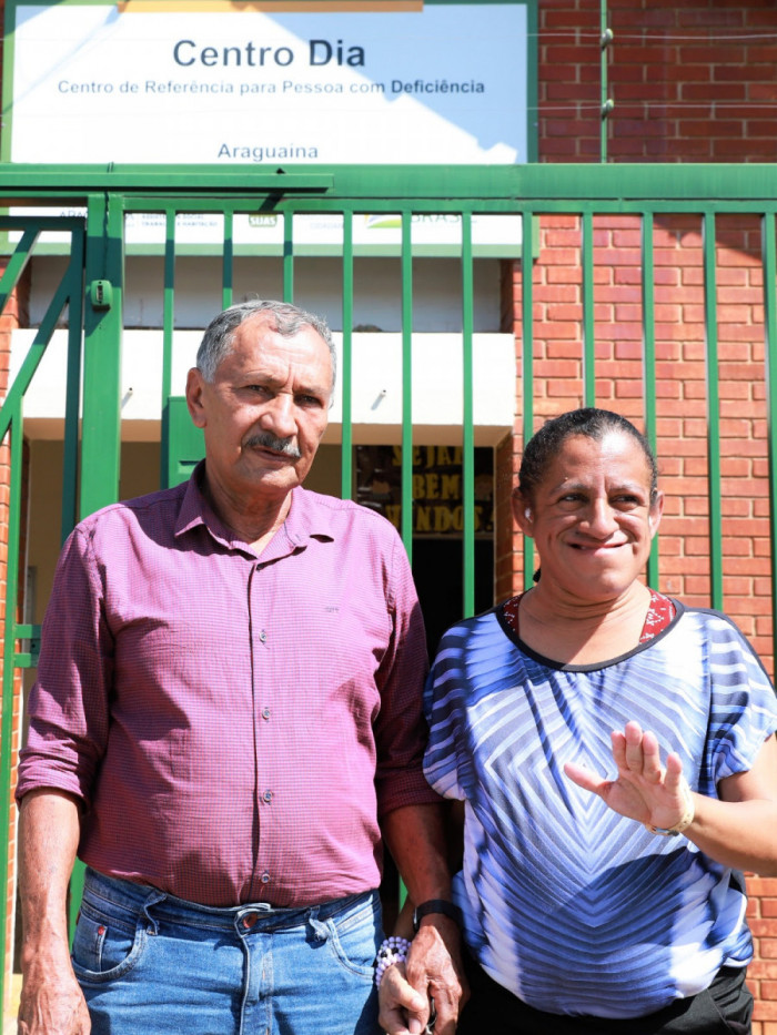 Caroline é frequentadora do Centro Dia de Araguaína de duas a três vezes por semana e, segundo o pai, é uma ajuda valiosa para a família.
