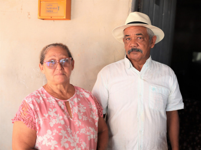 A moradora e comerciante Maria Garcia, 63 anos, e seu companheiro, Raimundo Pereira, 71 anos, transforam a casa em um restaurante para faturar com os eventos. Foto: Marcos Sandes/Secom Araguaína