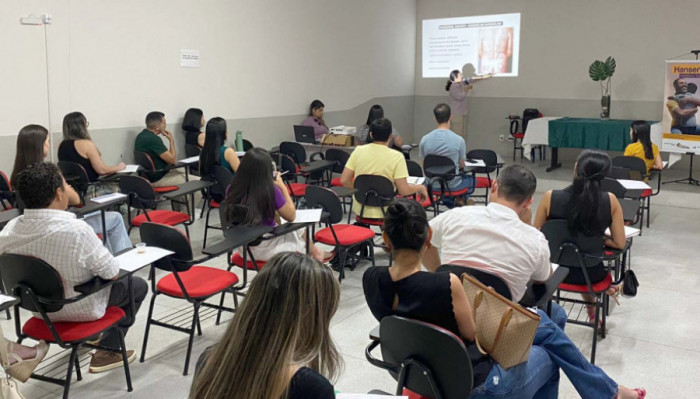 Profissionais da Saúde durante treinamento nesta segunda-feira, 21.