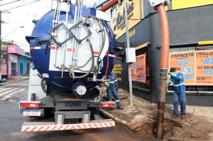 A tecnologia do Hidrojato de Ultra Pressão utiliza a força da água para desobstruir bueiros e galerias.