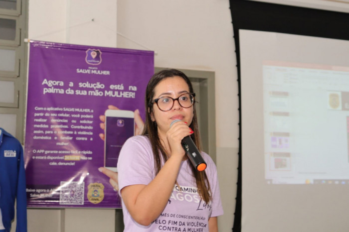 A delegada Ana Maria falou sobre a criação da Lei que leva o nome da ativista Maria da Penha, os tipos de violência contra a mulher e os canais de denúncia.