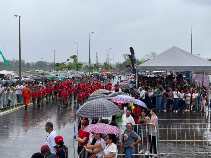 Mesmo com a chuva, os espectadores acompanharam o desfile embaixo das tendas, com guarda-chuvas e até com barracas improvisadas.