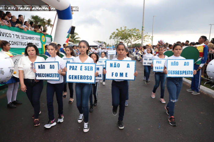 Diversos pelotões vestiram branco e exibiram faixas e cartazes com mensagens de paz e valores, como respeito, honestidade, tolerância, empatia, entre tantos outros