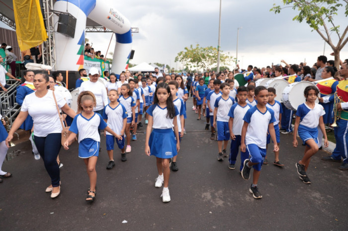 Cerca de 1.300 participantes compuseram os pelotões que desfilaram pela Via Lago. Grande parte foi composta pelos 485 alunos de 37 escolas municipais.