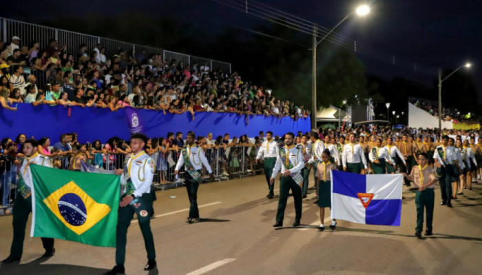 Aproximadamente 12 mil pessoas participaram do evento de resgate da história da nação; para acomodar melhor o público, foram instaladas arquibancadas no local