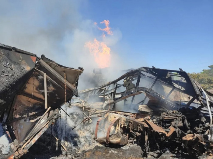 Carretas ficaram completamente destruídas. Foto: Reprodução/Corpo de Bombeiros