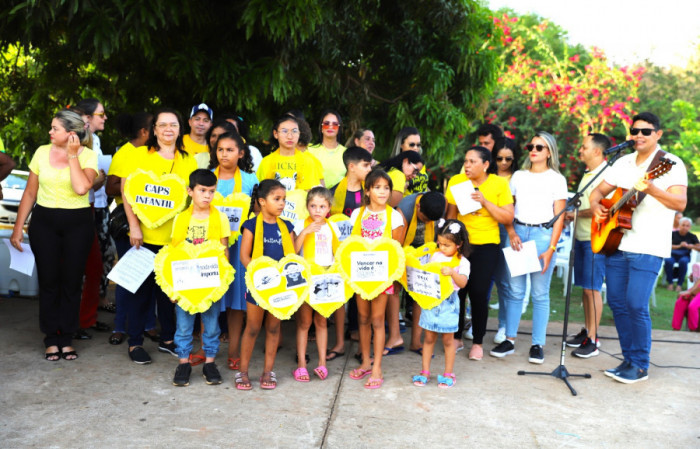 As crianças assistidas pelo CAPS Infantil seguraram plaquinhas com mensagens positivas enquanto dançavam e cantavam uma canção sobre a valorização da vida.