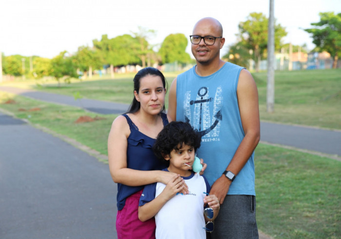 O médico Jônatas Marques, a esposa Laylla e o filho João, são frequentadores do parque e apoiam o plantio de mais árvores.