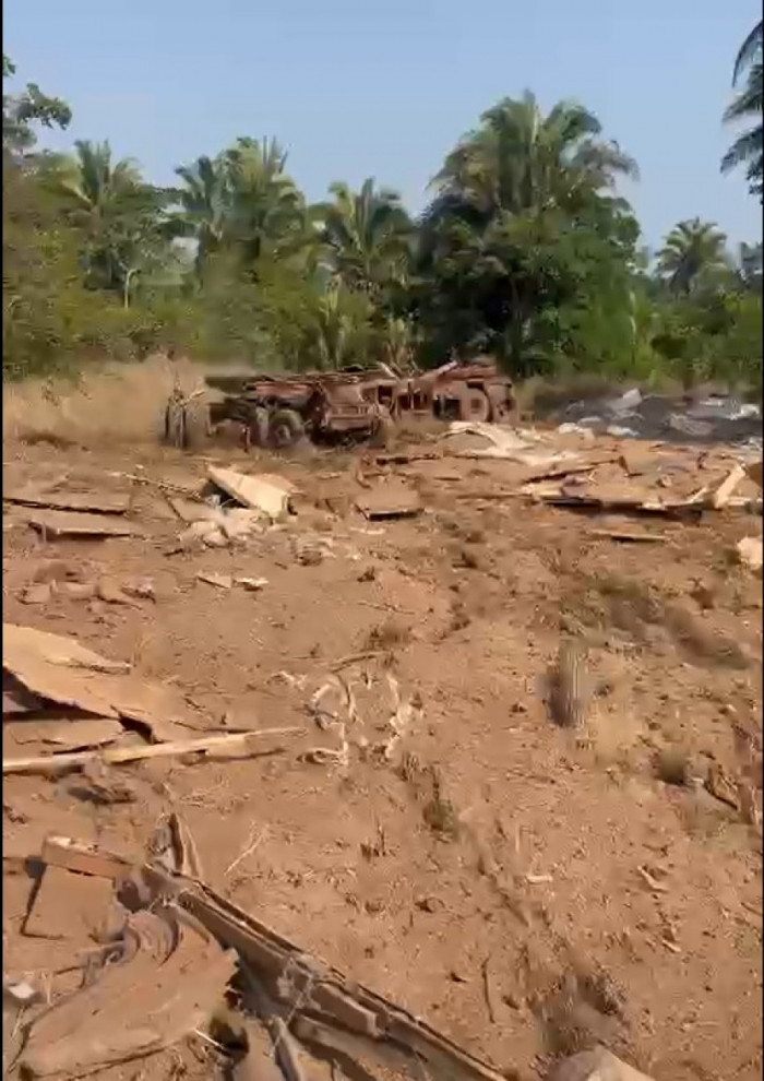 Carreta ficou completamente destruída. 