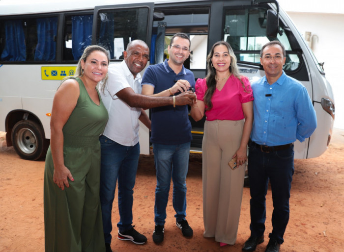 Em parceria, os vereadores Marcos Duarte e Soldado Alcivan destinaram suas emendas para a compra de um microônibus para a Clínica-escola Mundo Autista.