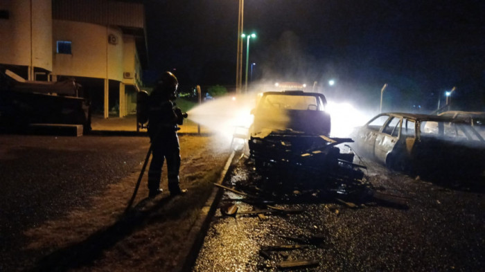 Bombeiros impediram que o fogo se alastrasse. 