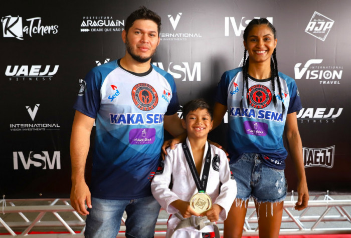 Ao lado dos pais, que também são atletas, Snyder Jhoufer, 7 anos, carrega a 15ª medalha, conquistada durante a competição em Araguaína.