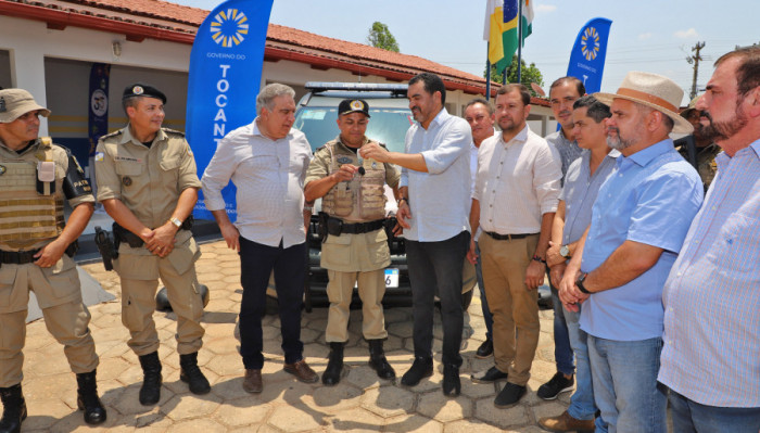 Governador Wanderlei Barbosa entrega veículo a PM de Filadélfia.