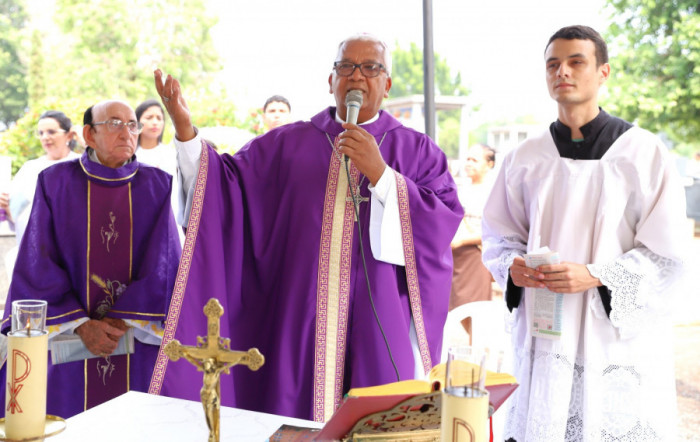Missa no cemitério São Lázaro em Araguaína 