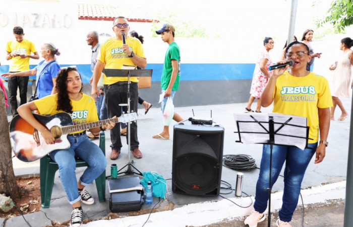 Grupo de música evangélica no Cemitério São Lázaro 