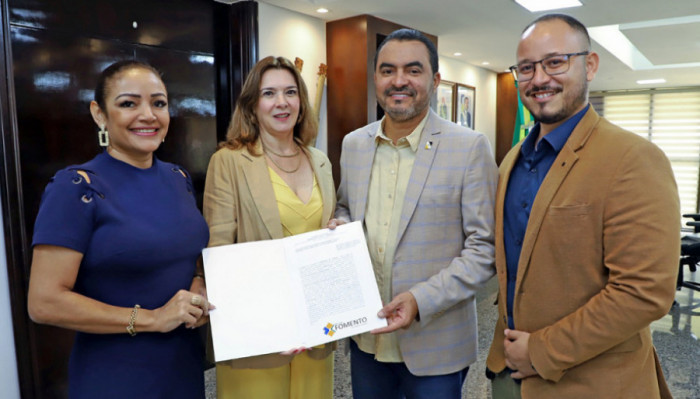 Presidente da Agência de Fomento, Denise Rocha, e governador Wanderlei Barbosa assinam termo aditivo na Fungetur.