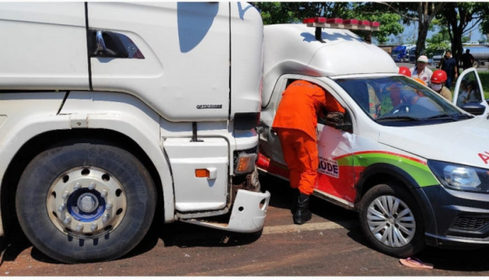 Ambulância atingida por carreta em Araguaína 