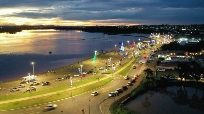 Na Via Lago, a Vila de Natal é a principal atração, além da decoração em toda a via, calçadão e na rotatória de acesso, na Av. Filadélfia.