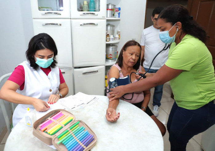A equipe da Atenção Básica realiza uma média de 720 atendimentos domiciliares por mês.