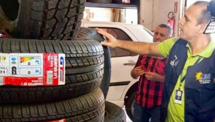Equipe técnica da Agência de Metrologia orienta que consumidor deve verificar se os pneus têm o Selo do Inmetro.