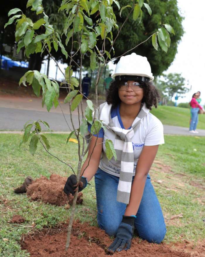  Essa foi a primeira vez que a aluna Lorena Barros, de 13 anos, plantou uma árvore. E ela diz que está comprometida com o desenvolvimento da planta.