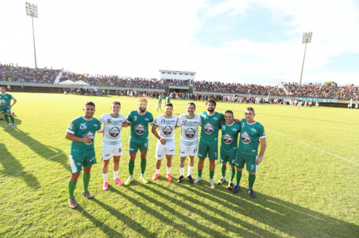 A partida de futebol solidária reuniu personalidades do esporte, do humor, da política e de outras áreas, com o objetivo comum de fazer o bem.