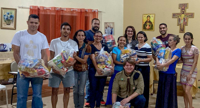 Alimentos e demais produtos arrecadados pelos bombeiros militares vão para famílias carentes.
