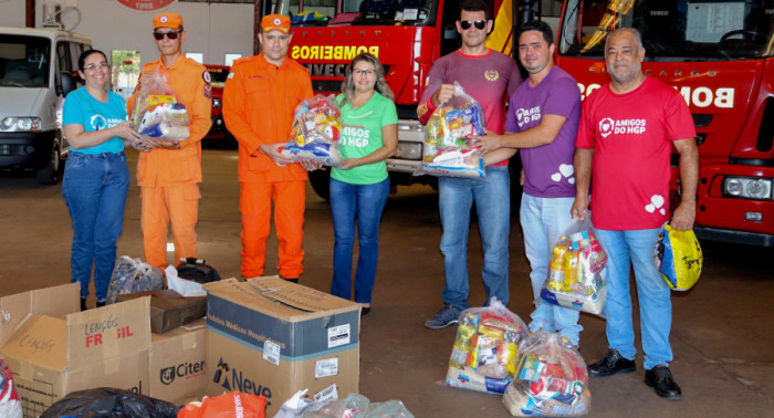 Os bombeiros militares arrecadaram 620 quilos de alimentos e mais de 1.100 peças de roupas. 