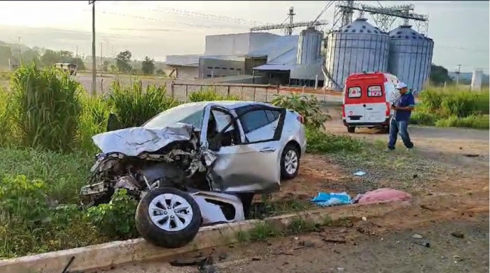 Acidente grave envolvendo três carros de passeio deixa um homem morto e três pessoas gravemente feridas. 