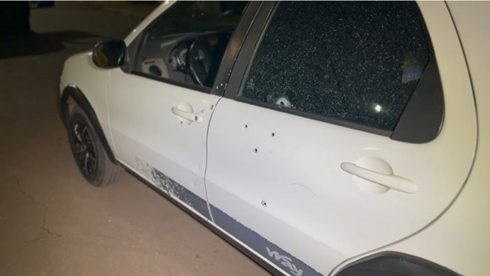 Carro da vítima foi atingido com vários disparos. Foto: Araguaína Notícias