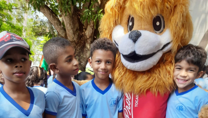 Mascote Daren e crianças durante evento do Proerd.