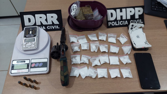 Drogas e arma de fogo encontrados na casa de um dos suspeitos. Foto: Divulgação SSP-TO. 