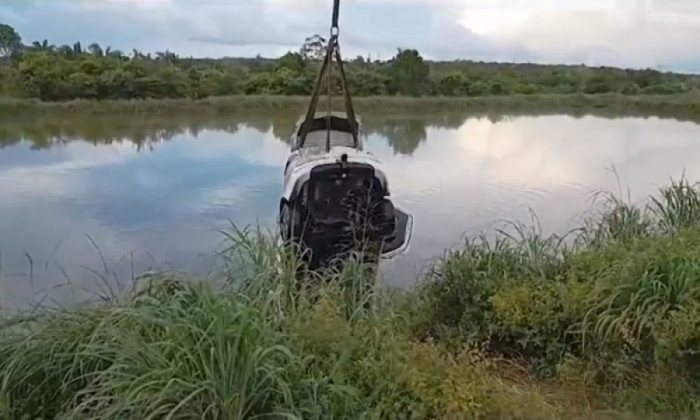 Carro do policial aposentado sendo retirado do lago da estação de tratamento de esgoto. 
