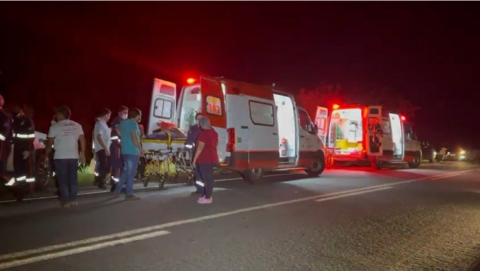 Vítimas sendo atendidas pelas equipes socorristas. 
