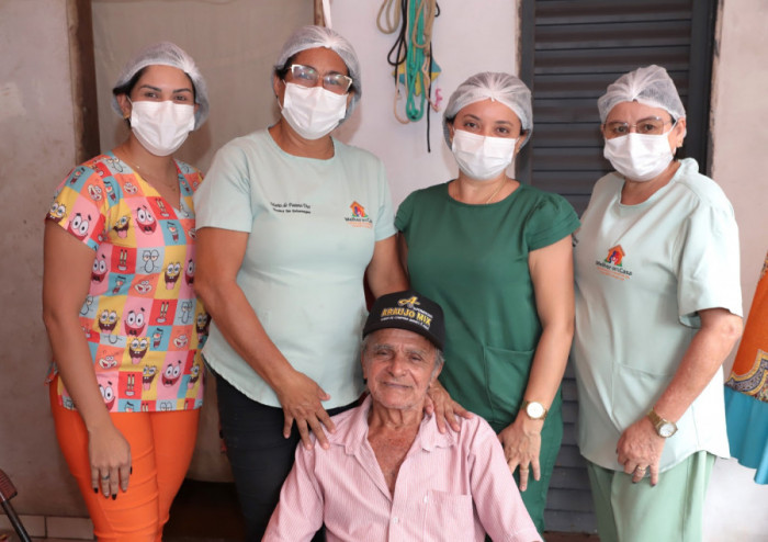 O aposentado Francisco Jeremias do Nascimento recebe acompanhamento da diabetes, trombose e por meio da troca de curativo.