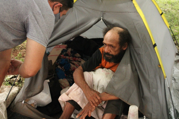 O período de tratamento é concluído em até 6 meses, mas o caso do Seu Francisco demandou mais tempo para evitar que ele ficasse sem moradia, como teria sido encontrado pelos profissionais do Consultório na Rua.