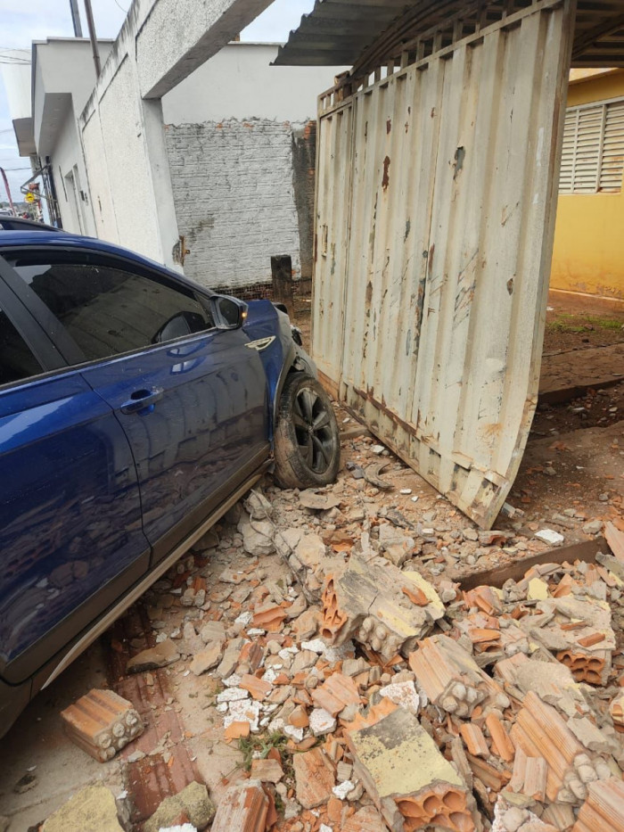Com o impacto, o portão e o muro foram ao chão. Foto: Divulgação