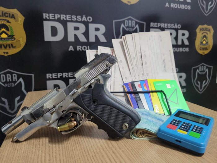 Arma e talões de cheque da vítima. 